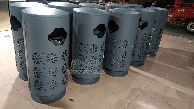 欣方圳精品定制垃圾桶表面鏤空精細(xì)雕刻，外形上設(shè)計(jì)美觀，新穎獨(dú)特！