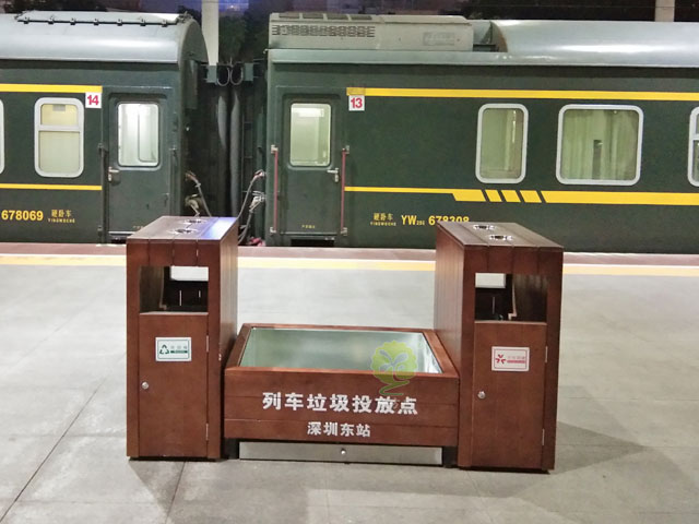 列車(chē)站臺(tái)仿木花箱組合垃圾桶