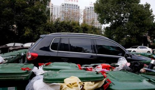 汽車被垃圾桶包圍是被惡搞還是得罪人了？